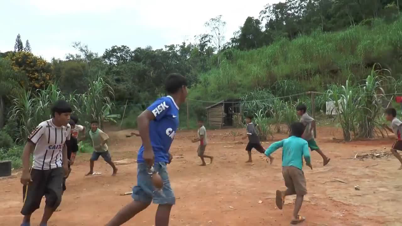 Brincadeiras das crianças Guarani - Aldeia Piraí